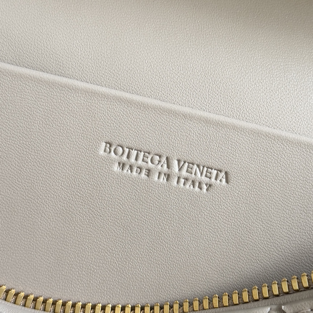 ボッテガ・ヴェネタ「Bottega Veneta」スエード イントレチャート ジップポーチ