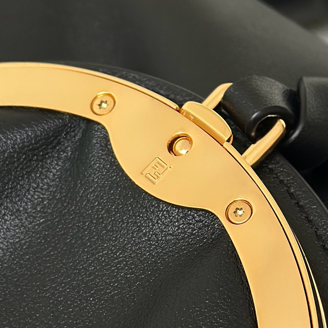 フェンディ「Fendi」ノットハンドル ショルダーバッグ