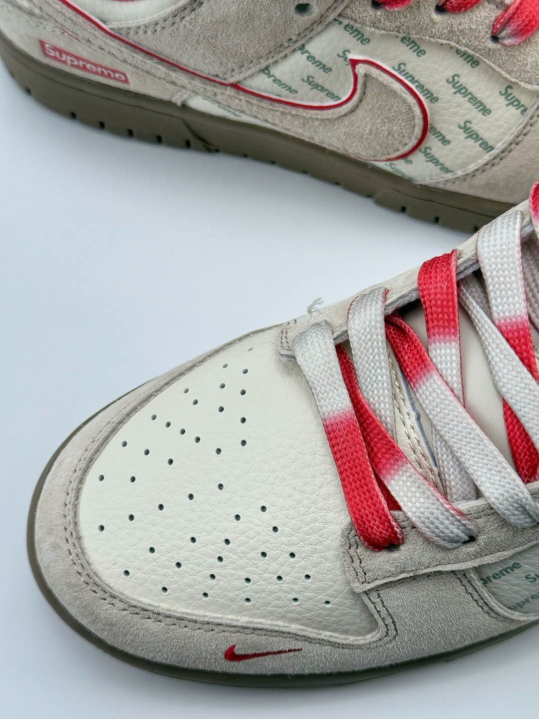 「コラボモデル」Supreme x Nike SB Dunk Low スニーカー