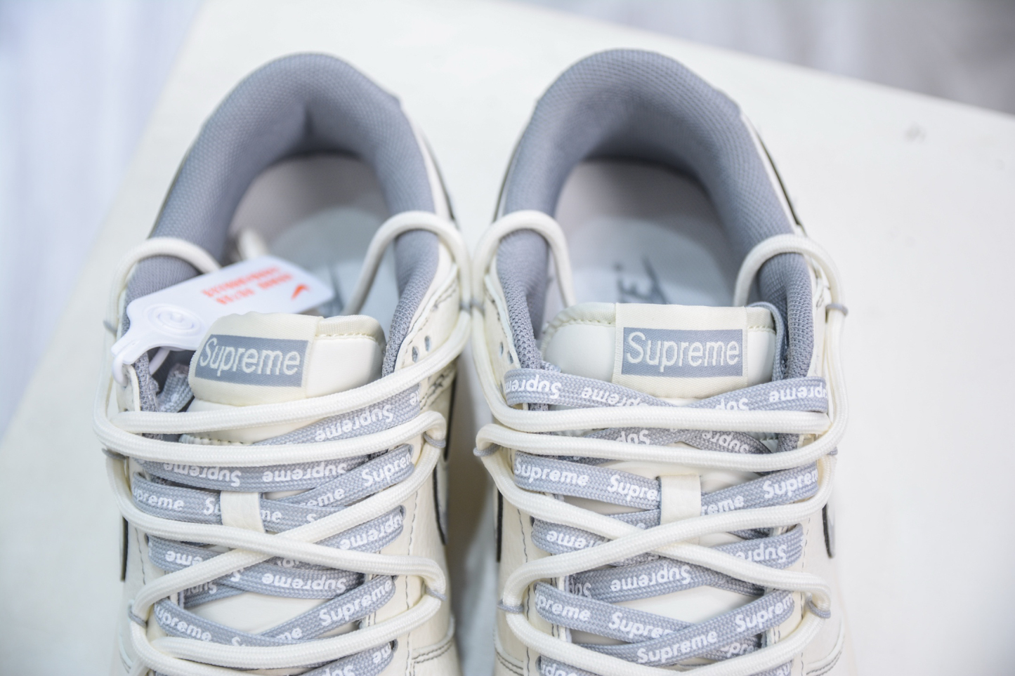 「コラボモデル」Supreme x Nike "ホワイト/グレー" スケートボードシューズ