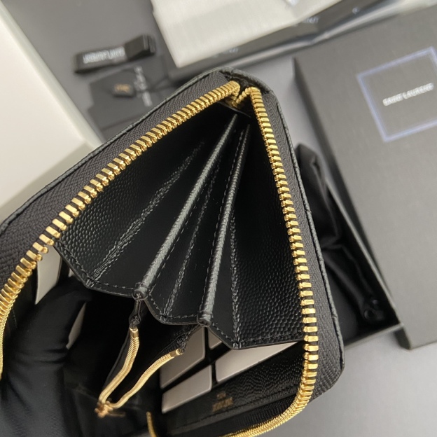サンローラン「Saint Laurent」モノグラム・サンローラン フルジップウォレット（グレインパウダーテクスチャー キルティングレザー）