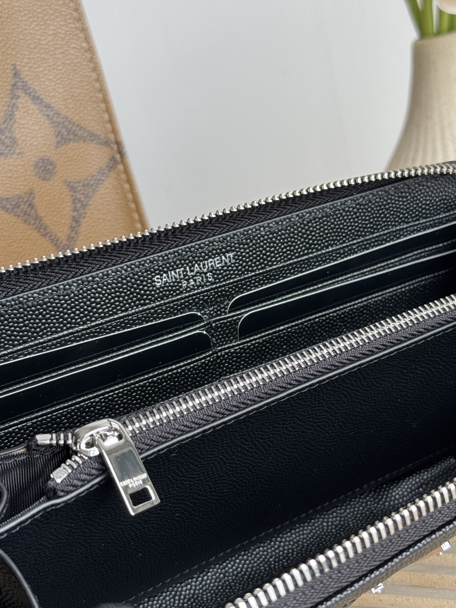 サンローラン「Saint Laurent」モノグラム・サンローラン フルジップウォレット（グレインパウダーテクスチャー キルティングレザー）