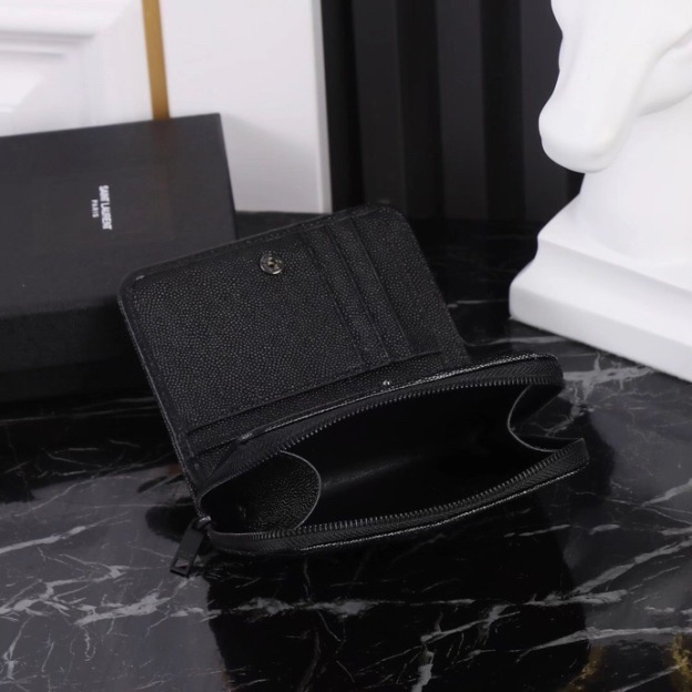 サンローラン「Saint Laurent」モノグラム コンパクト ジップアラウンド ウォレット（グレイン ド プードル エンボスレザー）