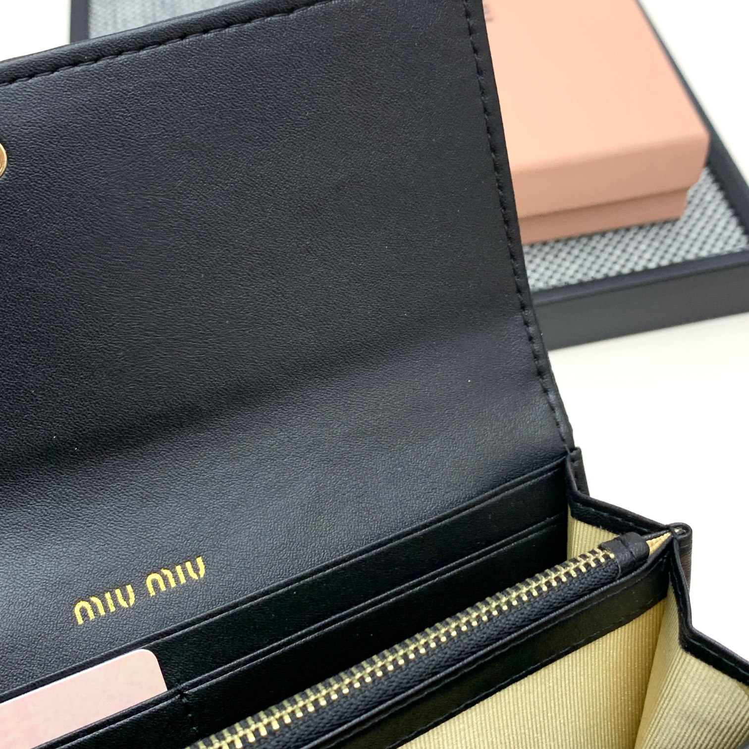 ミュウミュウ「Miu Miu」マテラッセレザー  折り長財布