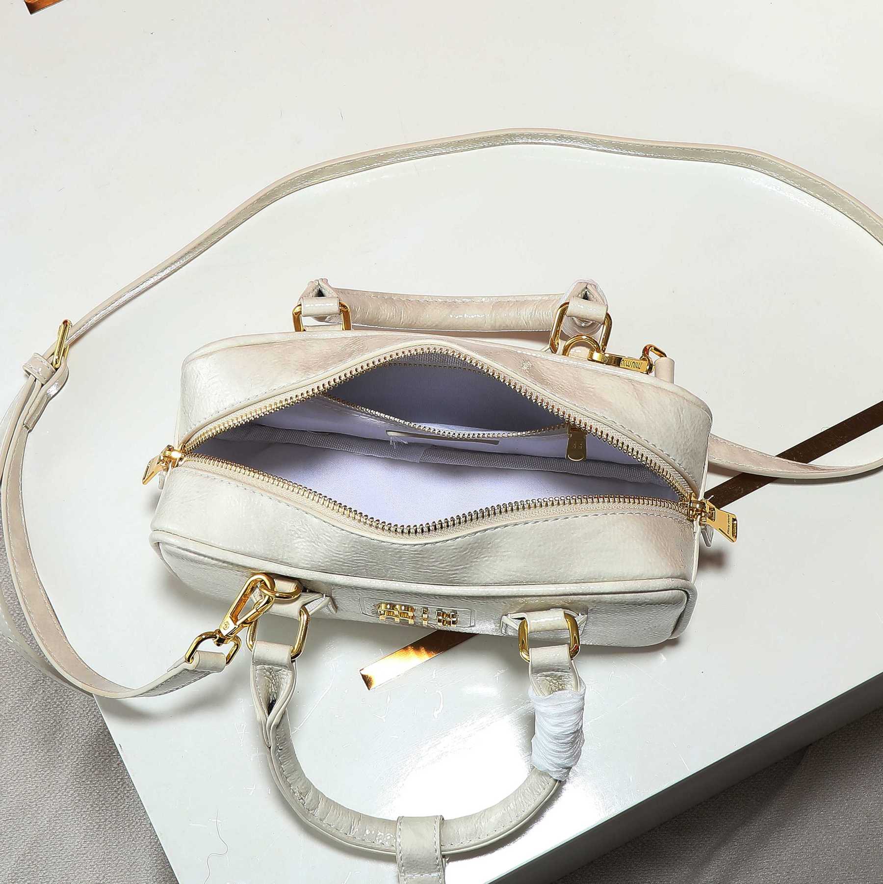 ミュウミュウ アルカディ レザー レギュラーバッグ「Arcadie Bag」