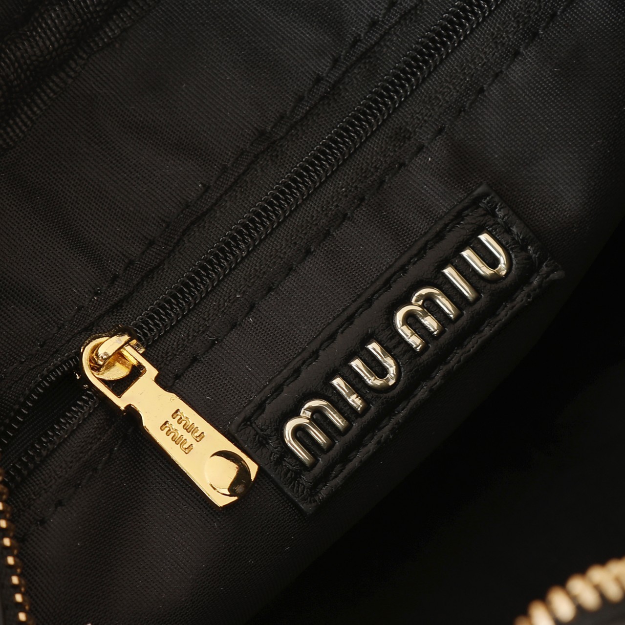 ミュウミュウ アルカディ マテラッセレザー スモールバッグ「Arcadie Bag」