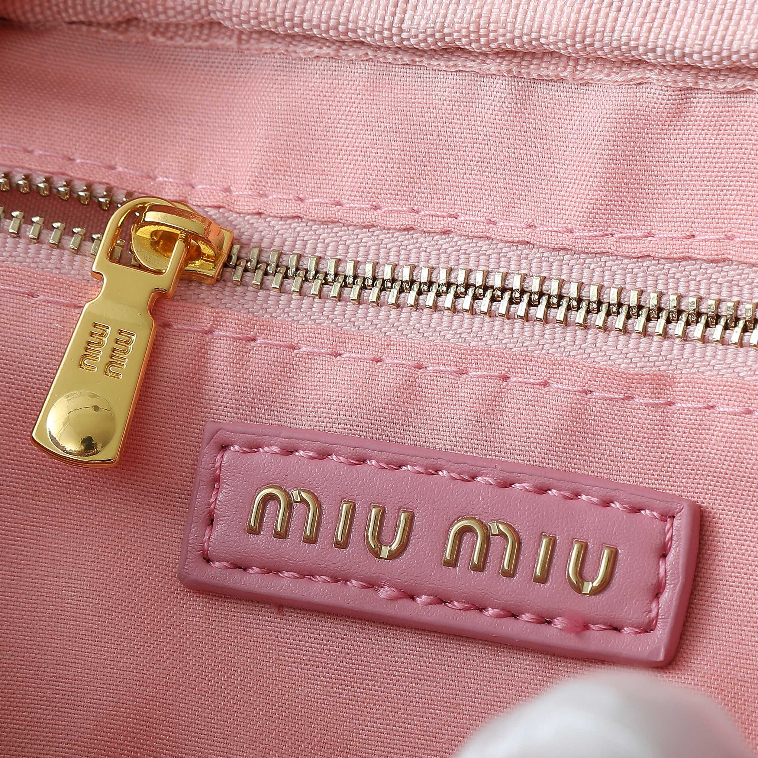 ミュウミュウ アルカディ マテラッセレザー スモールバッグ「Arcadie Bag」