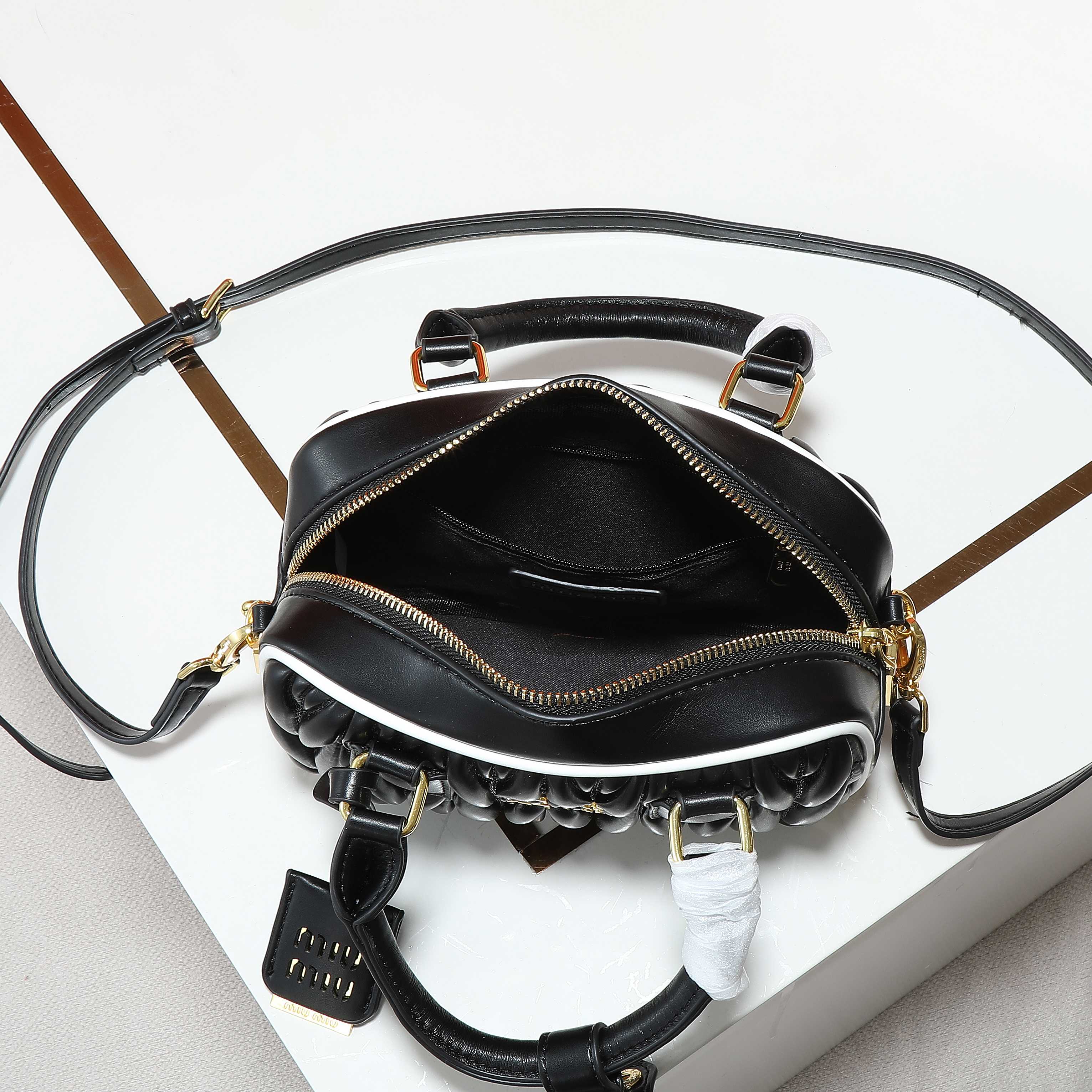 ミュウミュウ アルカディ マテラッセレザー スモールバッグ「Arcadie Bag」