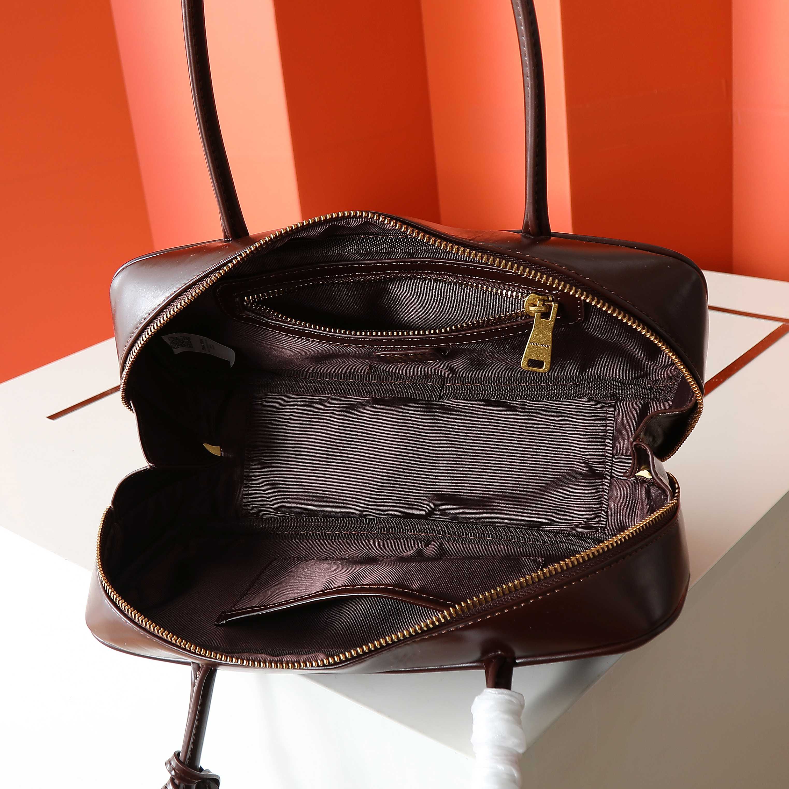 ミュウミュウ ボー レザー スモールバッグ「Beau Bag」