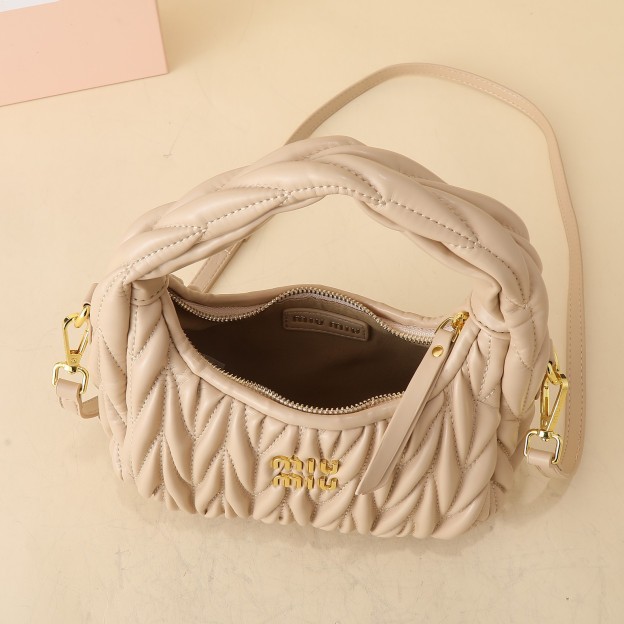 ミュウミュウ ワンダー マテラッセレザー スモール ホーボーバッグ「Wander Bag」