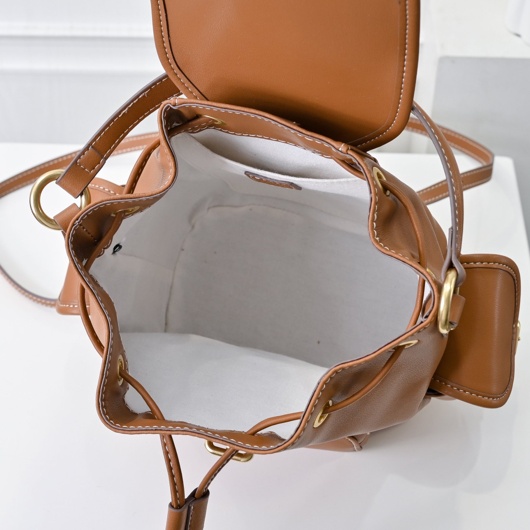 ミュウミュウ アルカディ レザー ミディアムバックパック「Arcadie Bag」