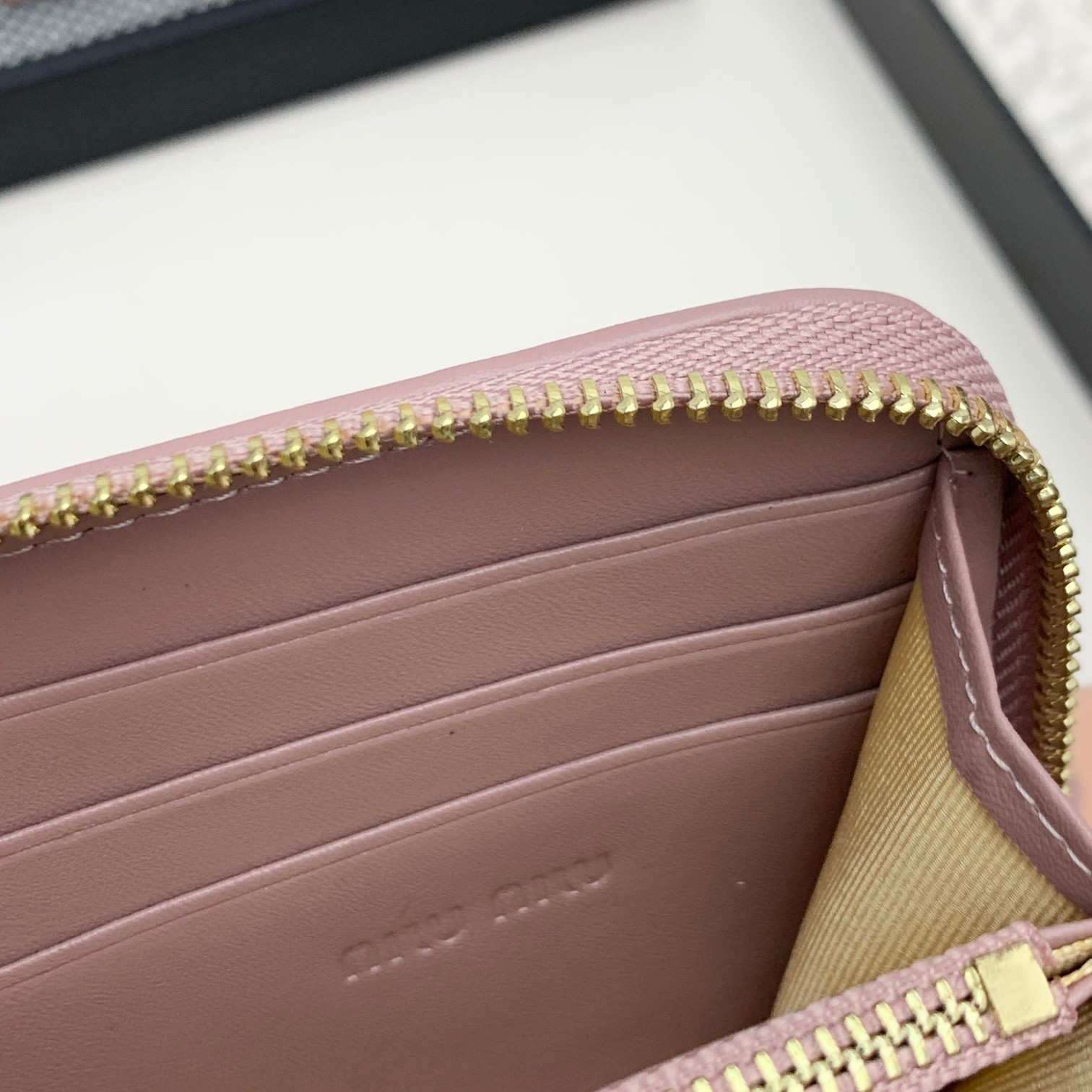 ミュウミュウ ラージ マトラッセ ナッパレザー ウォレット「Matelassé Wallet」