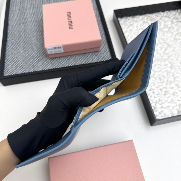 ミュウミュウ アルカディ コンパクト フラップ ウォレット「Arcadie Wallet」