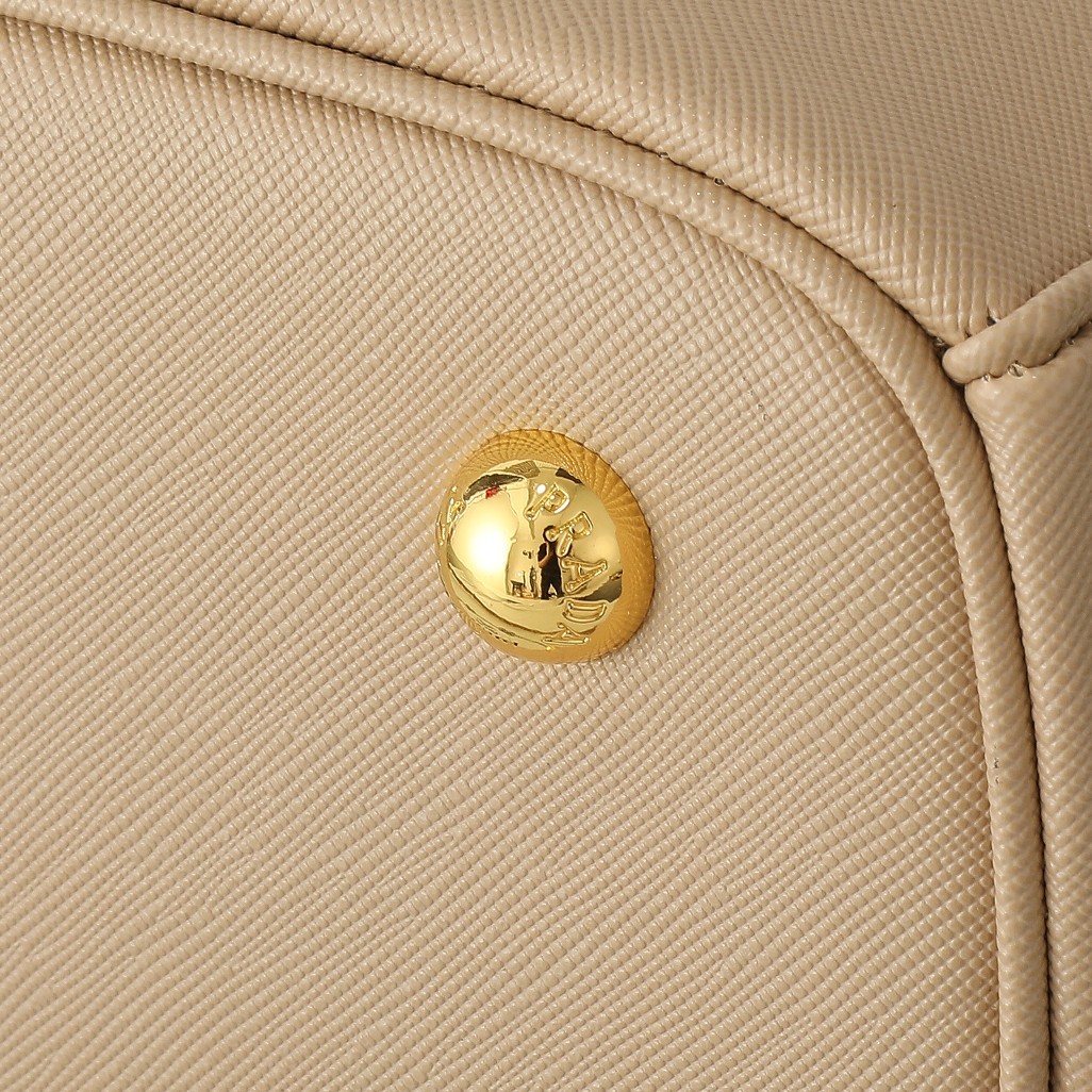 プラダ ガレリア ミディアム ソフトグレインレザー バッグ 「Galleria Bag」