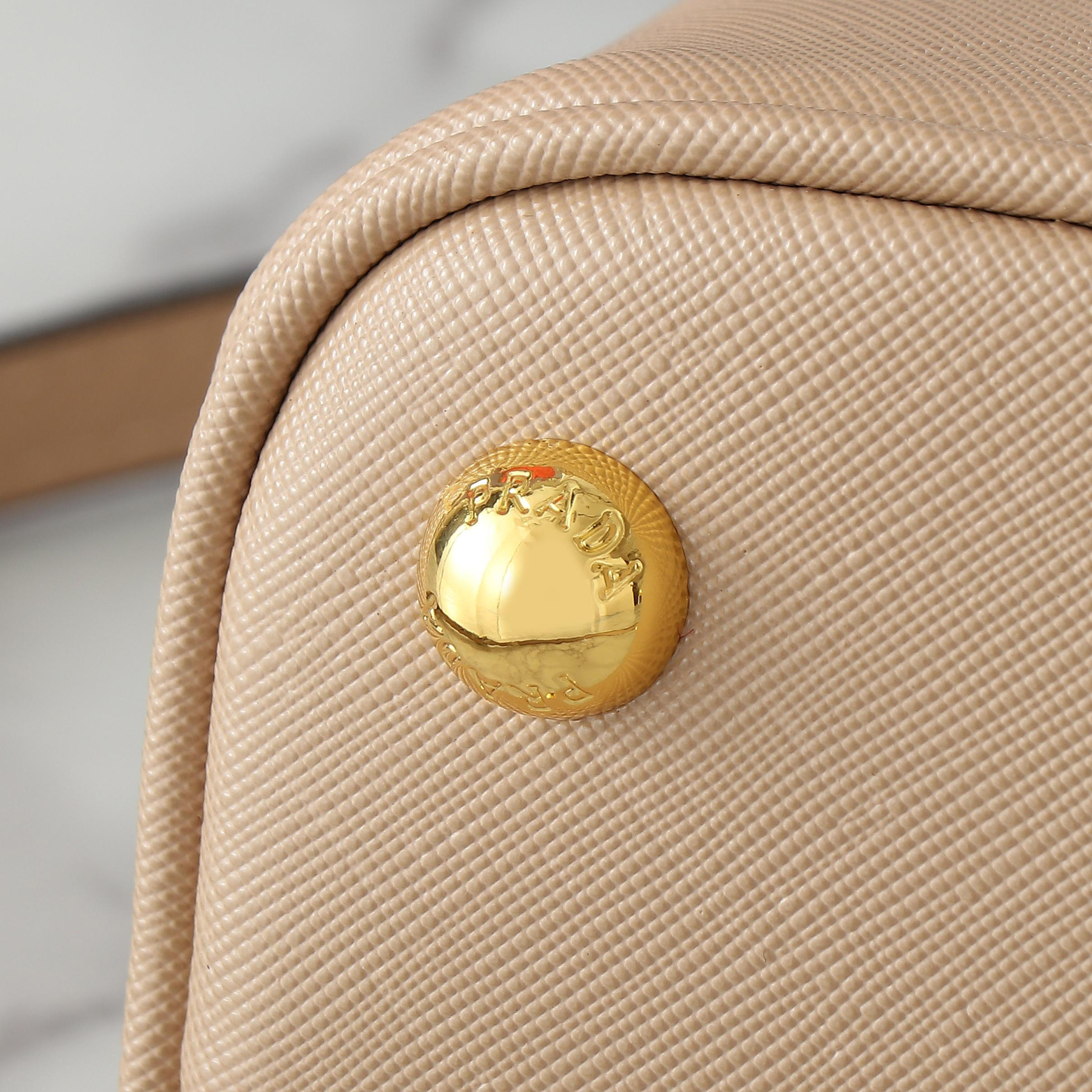 プラダ パニエ サフィアーノレザー ミニバッグ「Panier Saffiano」