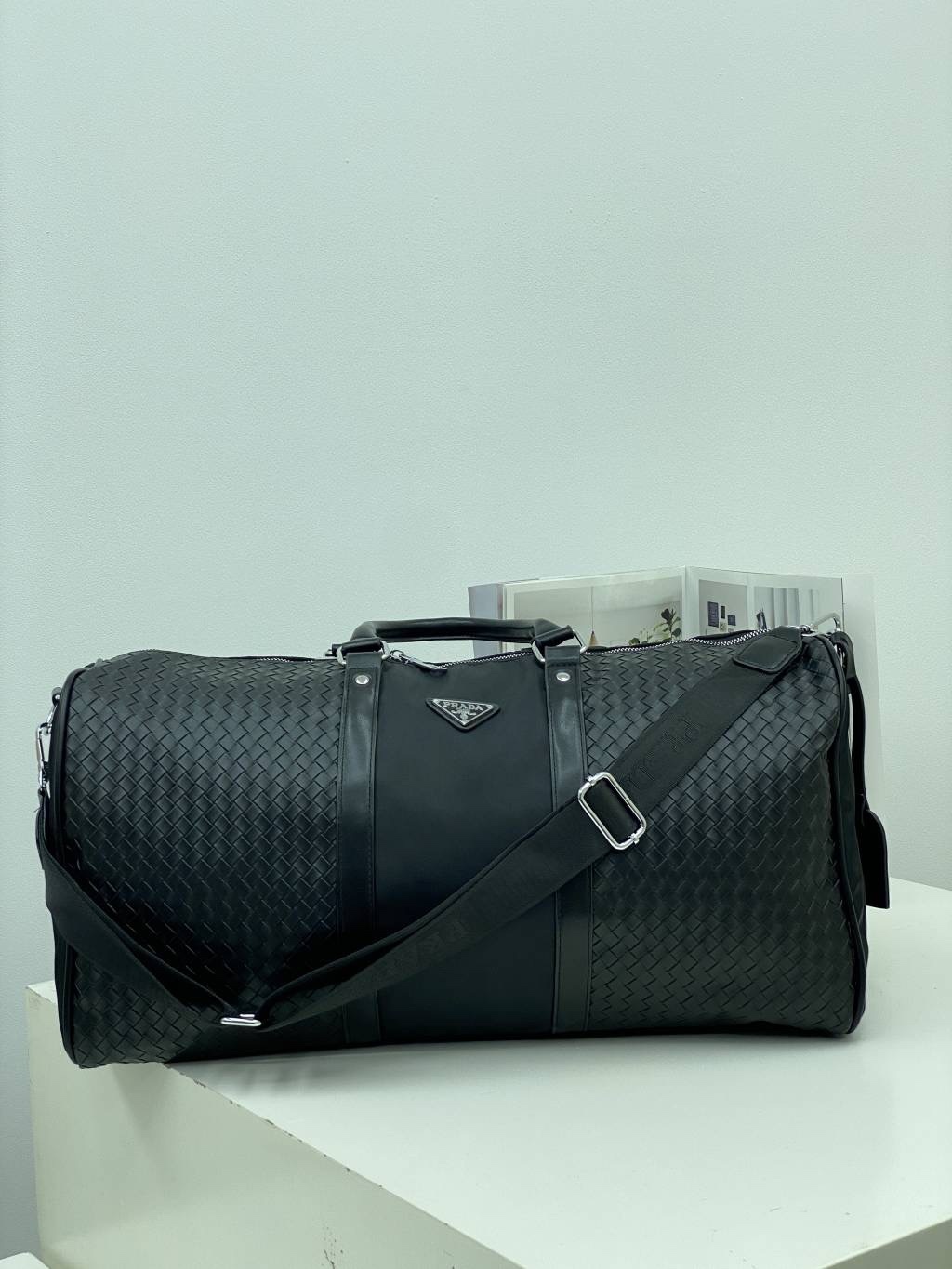 プラダ「Prada」トライアングルトラベルバッグ ショルダートート