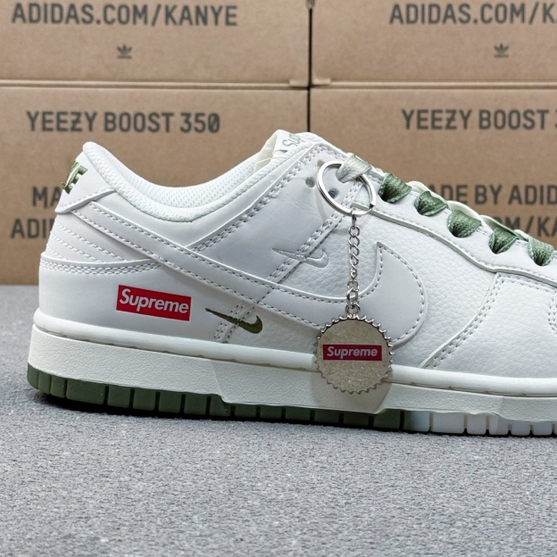 「コラボモデル」Supreme x Nike SB Dunk Low スニーカー