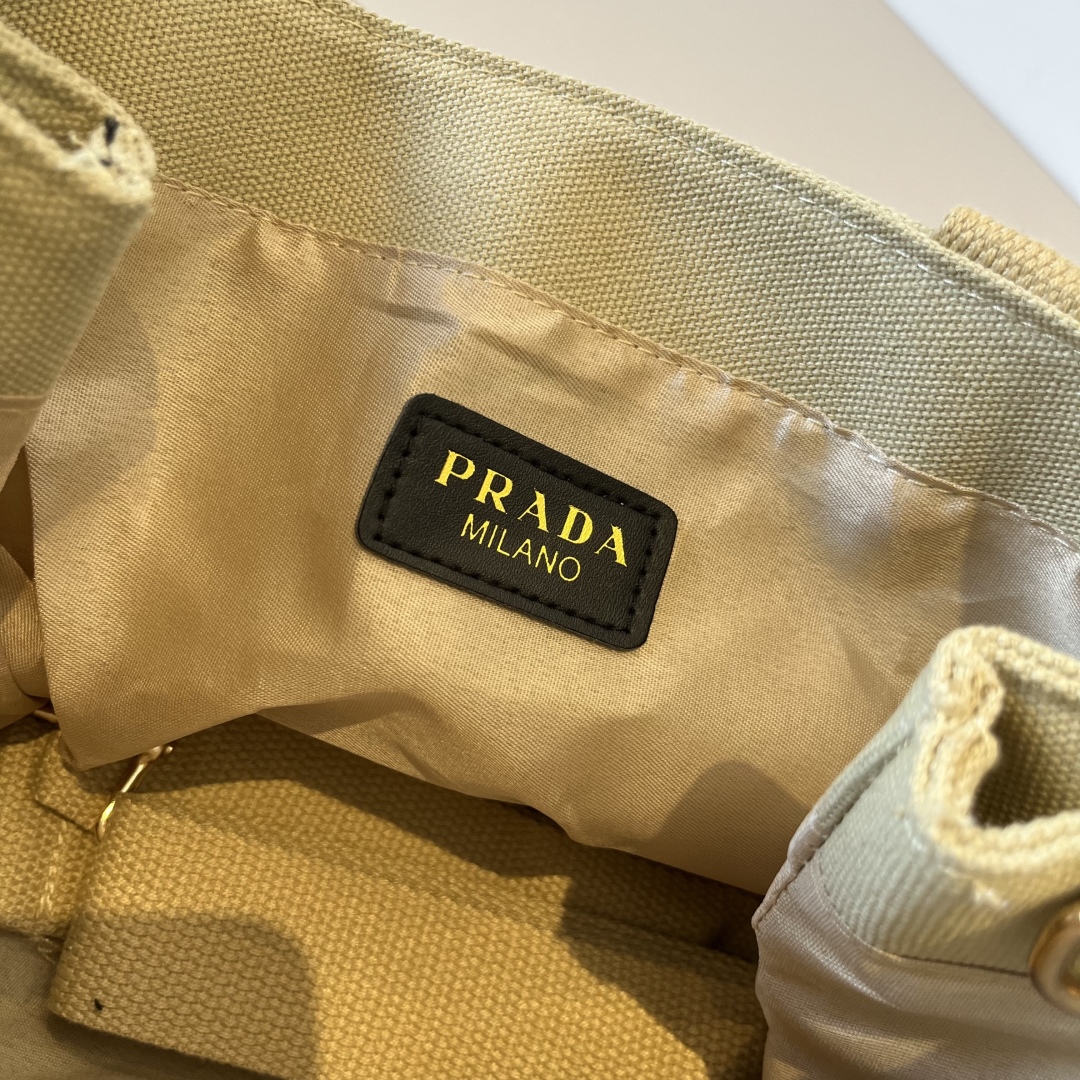 プラダ「Prada」サマーエッセンシャル キャンバス トートバッグ