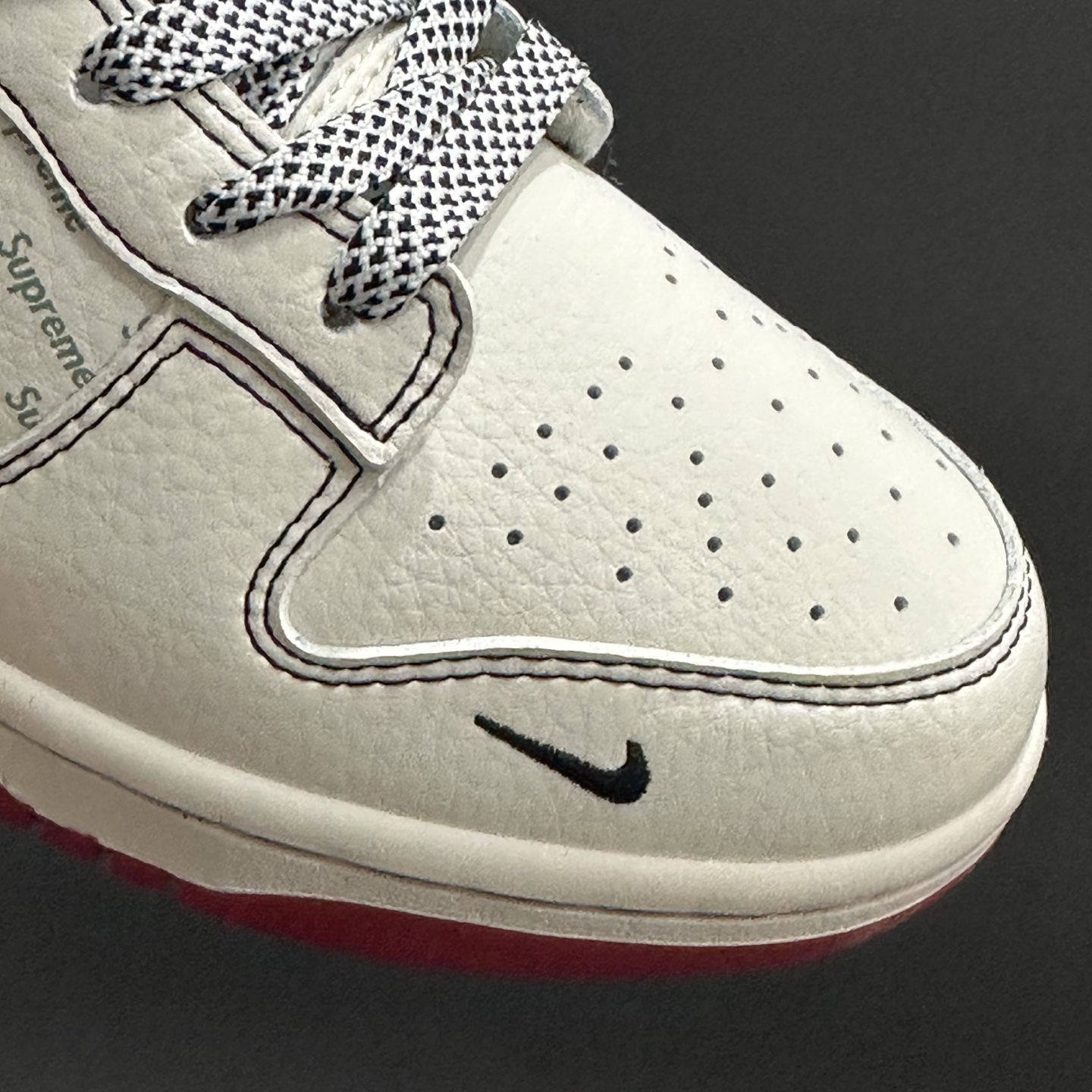 「コラボモデル」Supreme x Nike SB Dunk Low スニーカー