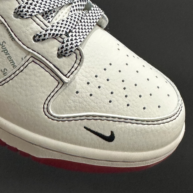 「コラボモデル」Supreme x Nike SB Dunk Low スニーカー