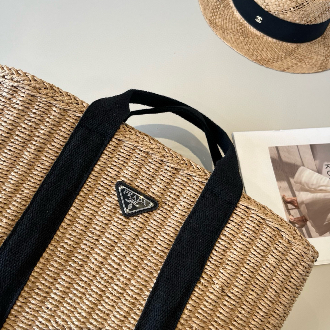 プラダ「Prada」ストロートートバッグ