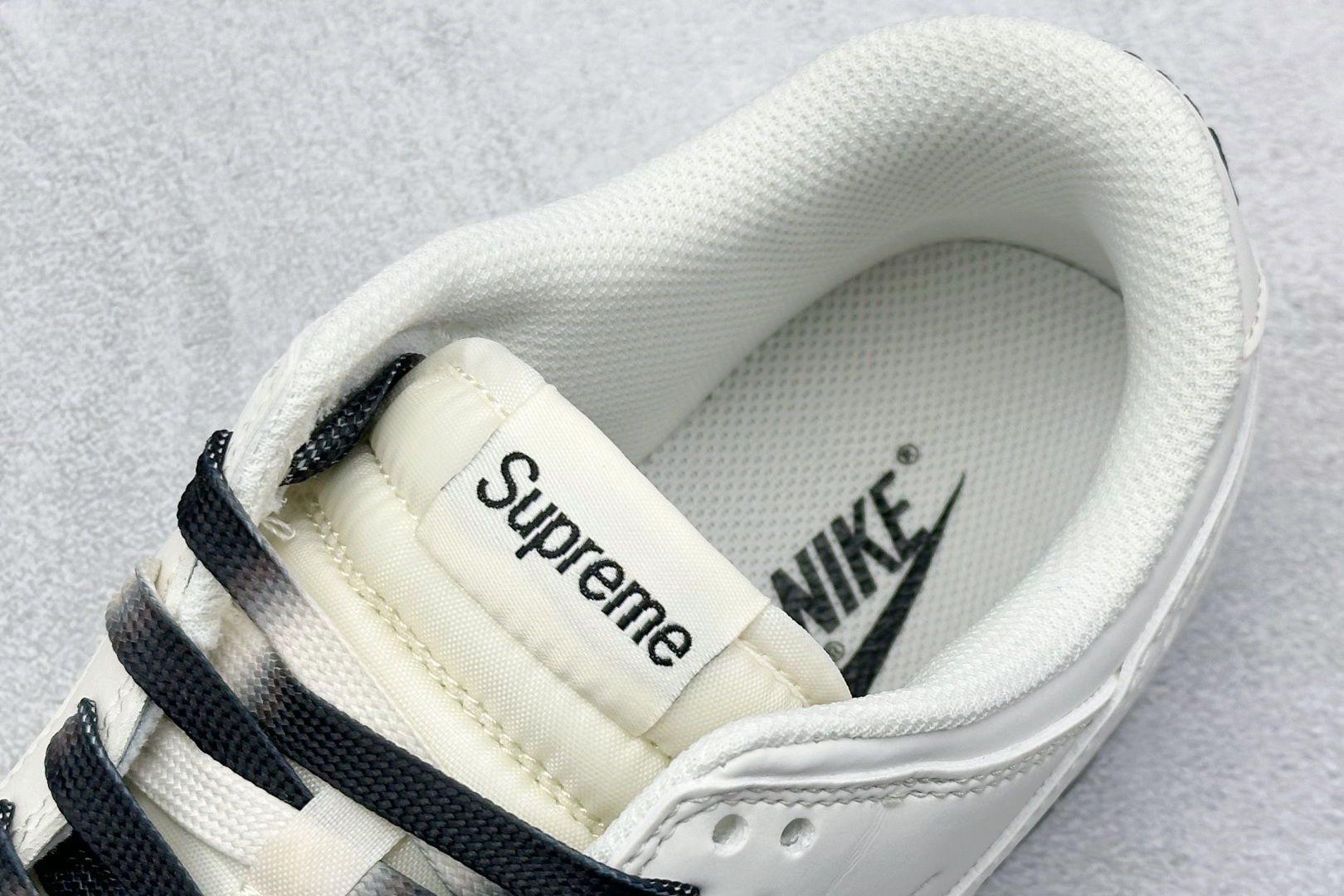 「コラボモデル」Supreme x Nike SB Dunk Low スニーカー