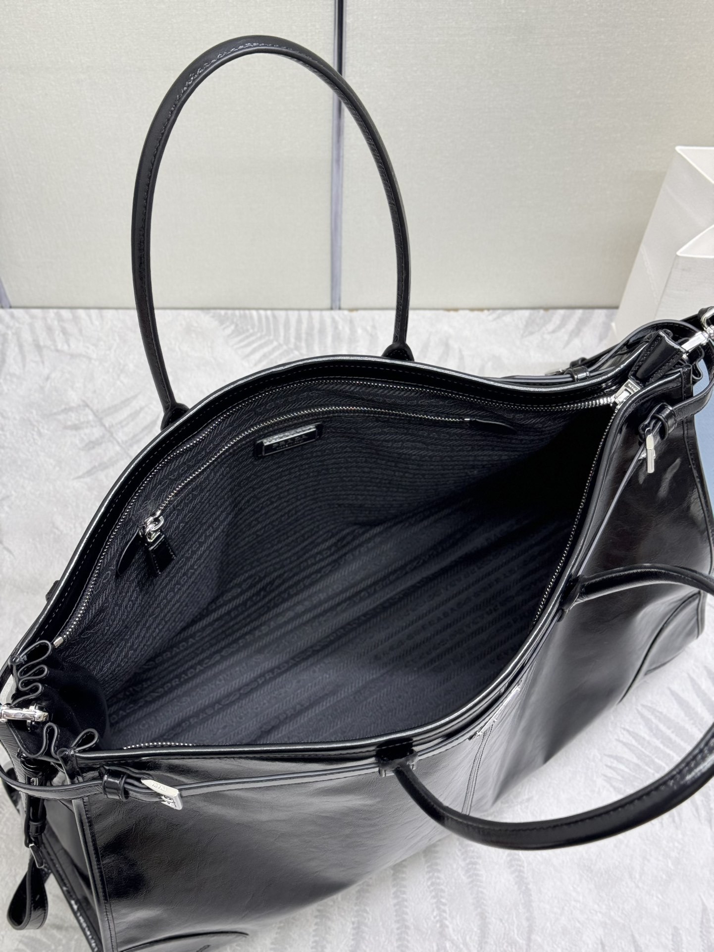 プラダ「Prada」レザートートバッグ