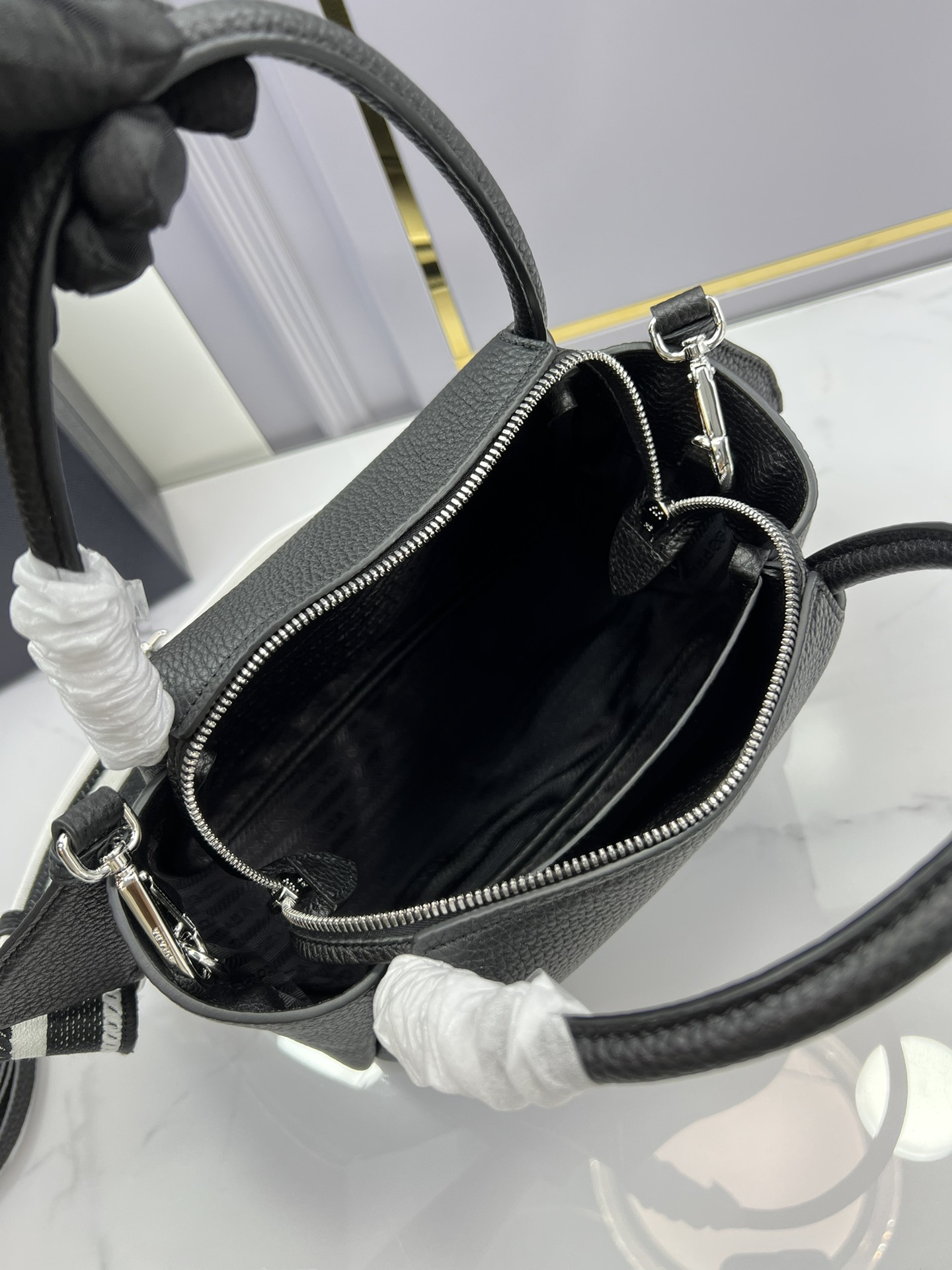 プラダ「Prada」デュアルストラップ バッグ