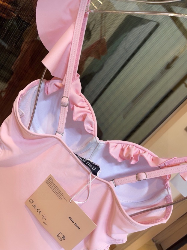 ミュウミュウ「Miu Miu」ワンピース水着「2025夏季限定・人気プレミアムスイム登場！」