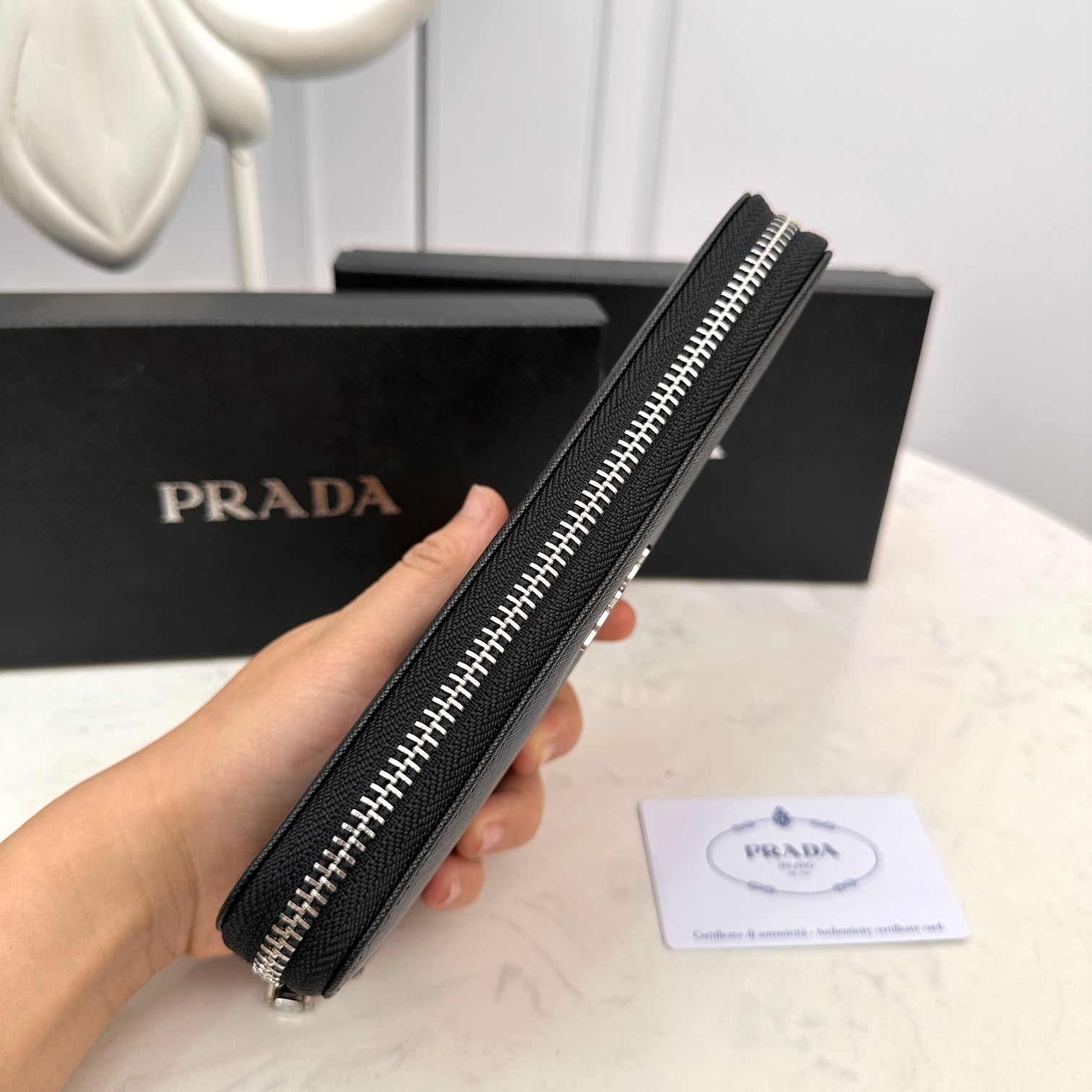 プラダ「PRADA」プレミアムレザー ジップウォレット「おしゃれ男性必携」