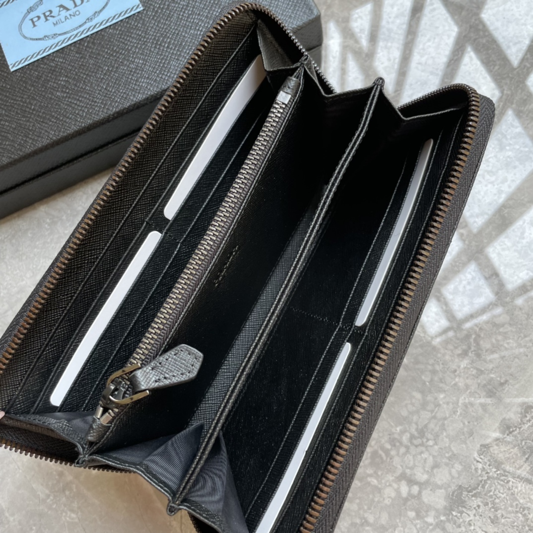 プラダ「PRADA」サフィアーノレザー 財布
