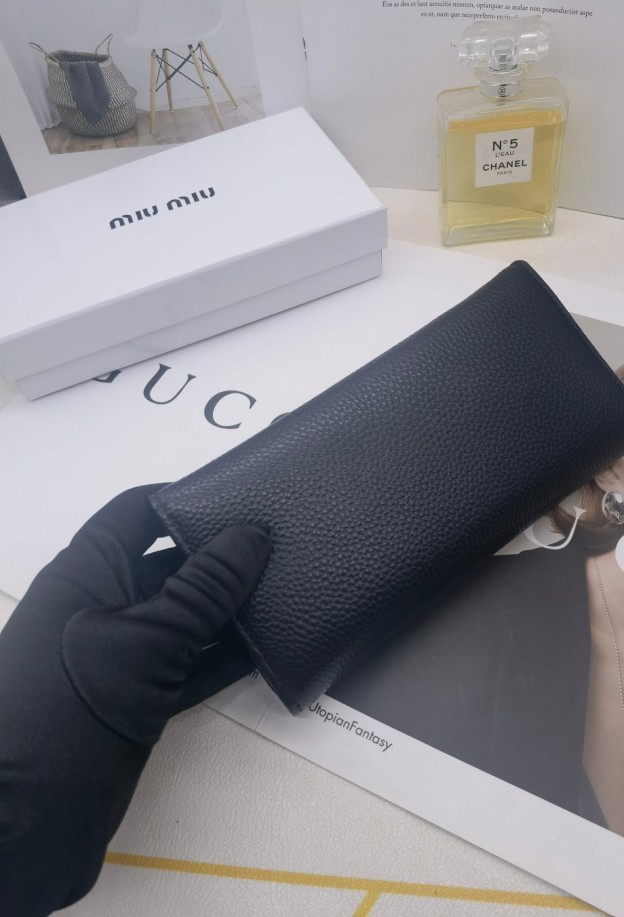 ミュウミュウ「Miu Miu」プレミアムレザー 折り長財布