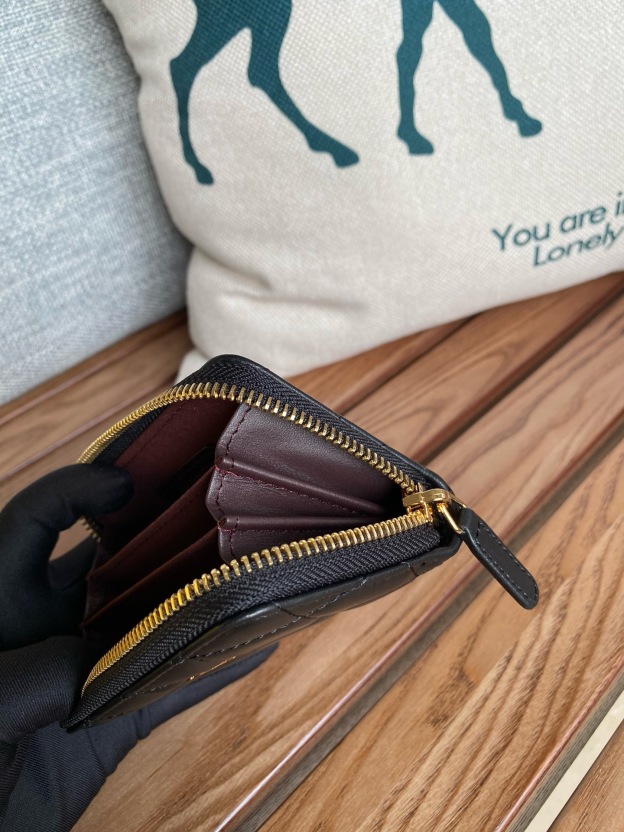 シャネル「Chanel」クラシック ペブルド カーフスキン ジップ コインパースF 7204758