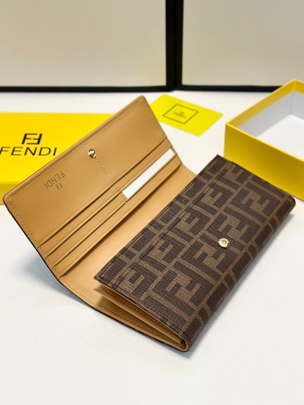 フェンディ「Fendi」高級エンボス牛革の大きな イタリア製財布