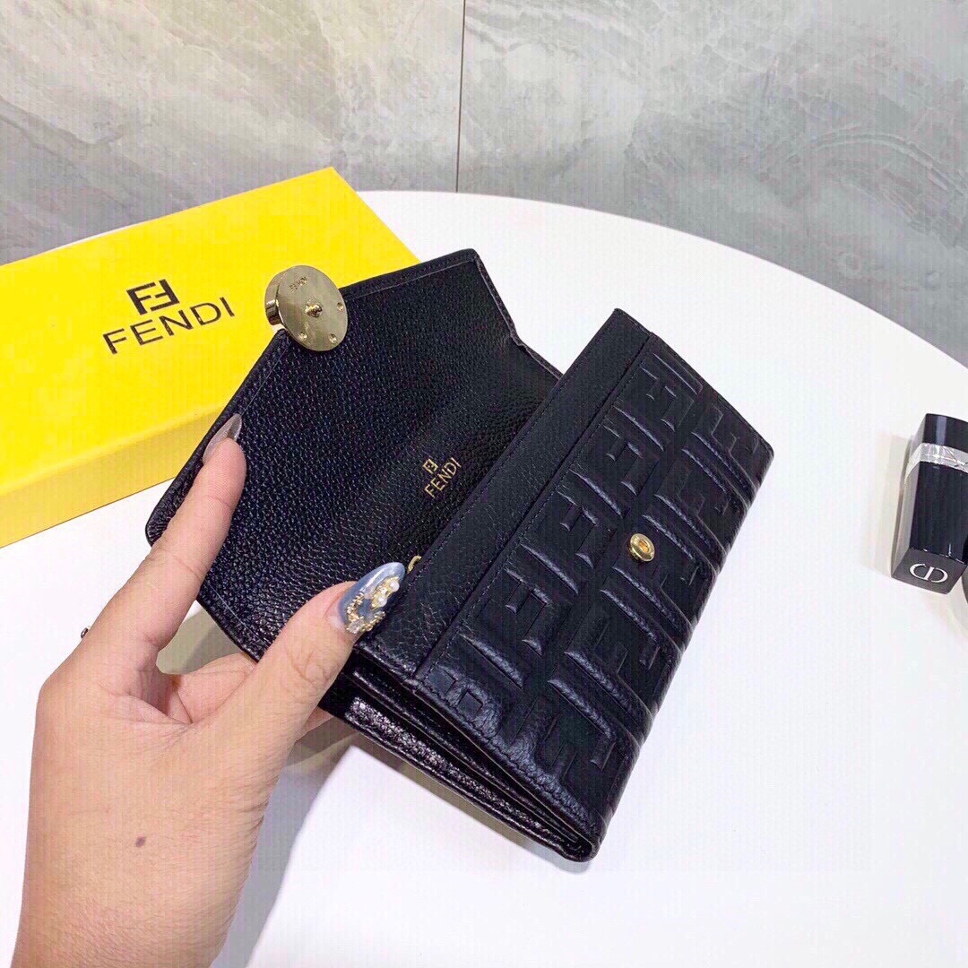フェンディ「Fendi」高級エンボス牛革の大きな イタリア製財布