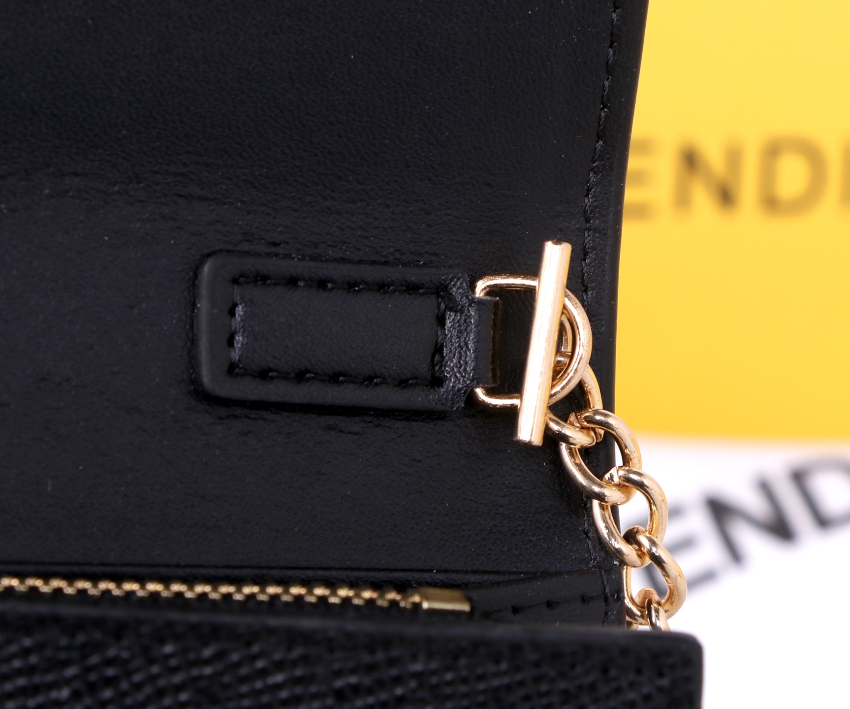 フェンディ「Fendi」高級エンボス牛革の大きな イタリア製財布