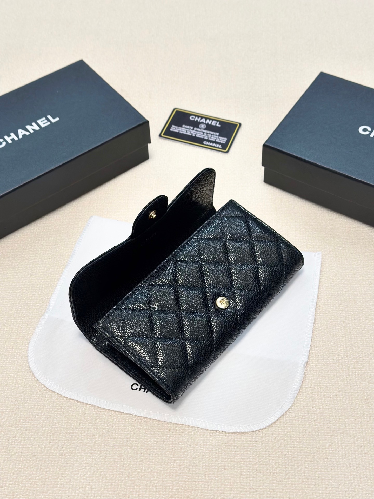 シャネル「Chanel」キャビアレザー バイフォールド財布