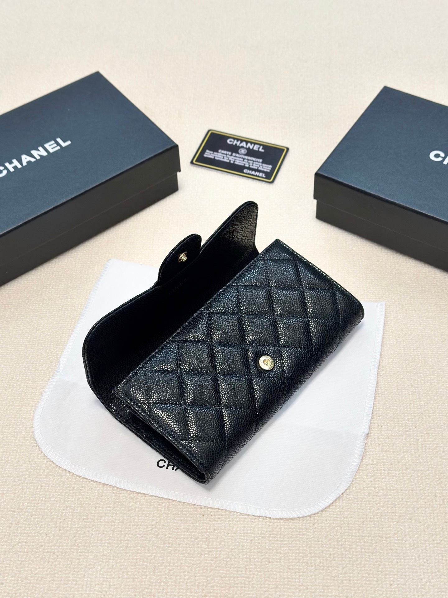 シャネル「Chanel」キャビアレザー バイフォールド財布