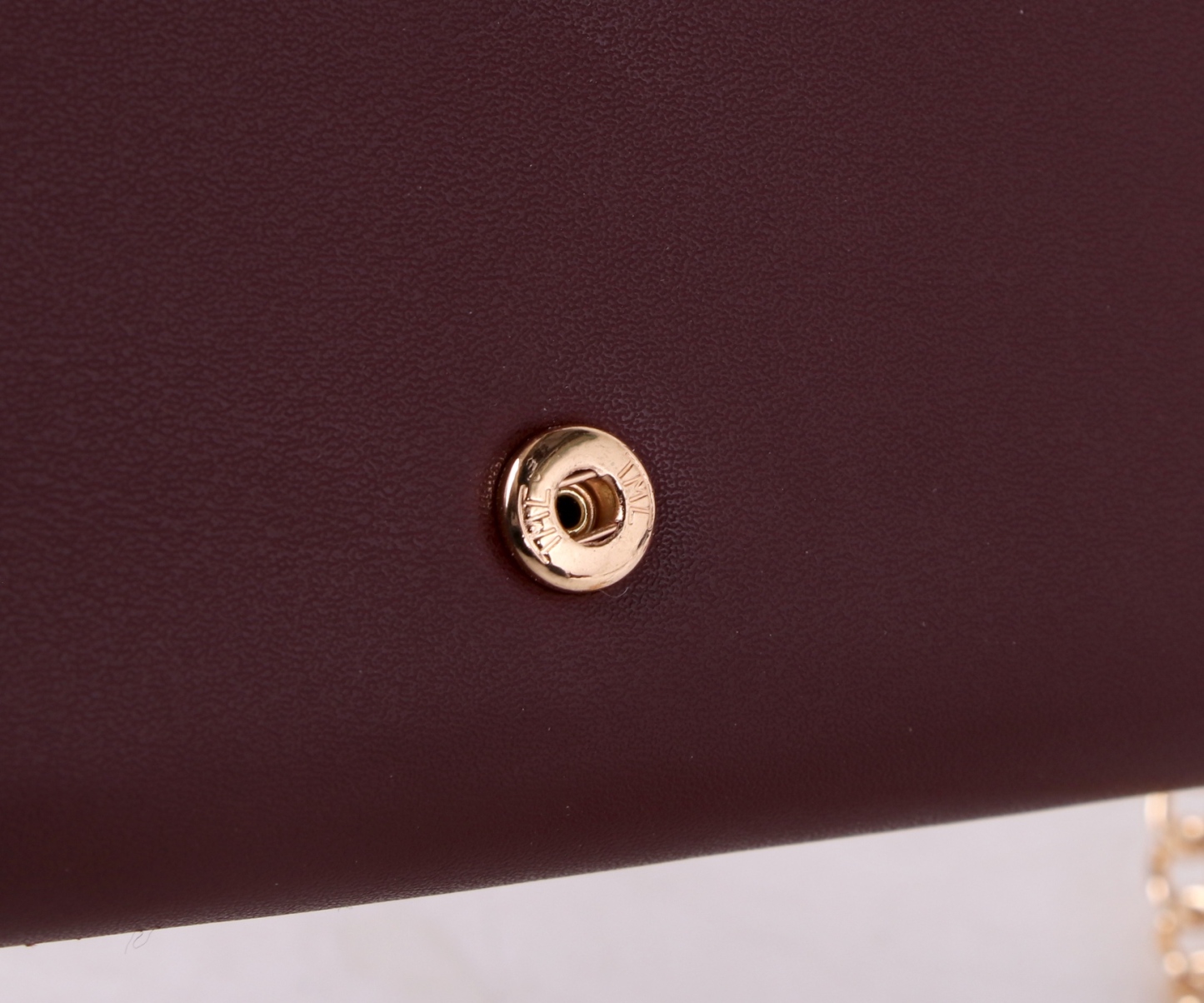 フェンディ「Fendi」高級エンボス牛革の大きな イタリア製財布