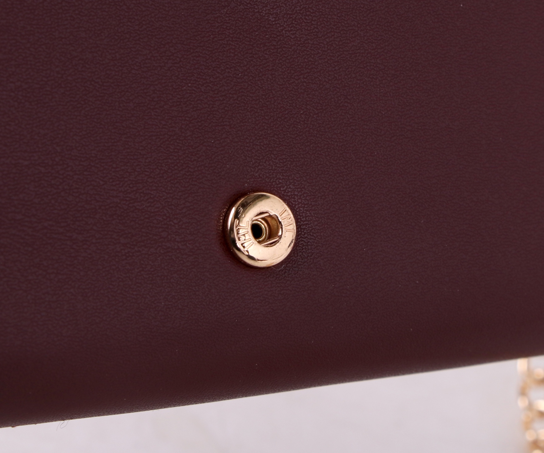 フェンディ「Fendi」高級エンボス牛革の大きな イタリア製財布