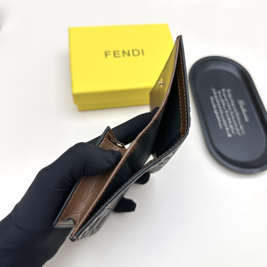 フェンディ「Fendi」高級エンボス牛革の大きな イタリア製財布