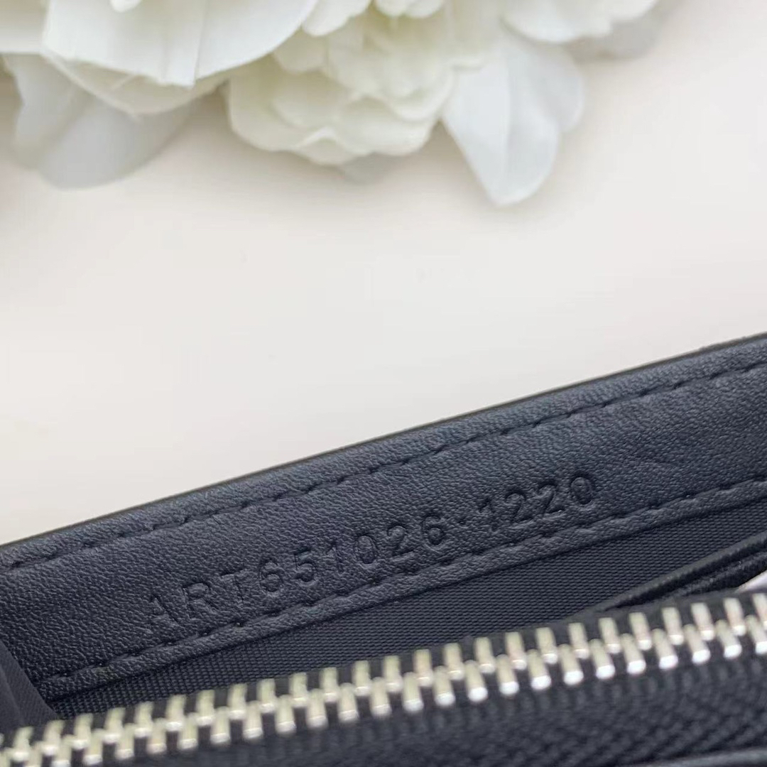 シャネル「Chanel」二つ折りレザーウォレット