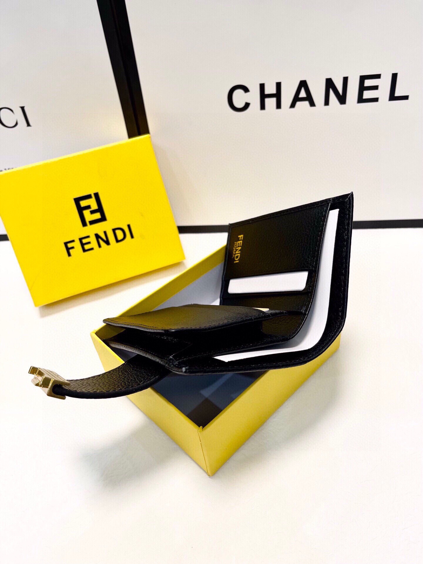 フェンディ「Fendi」高級エンボス牛革の大きな イタリア製財布