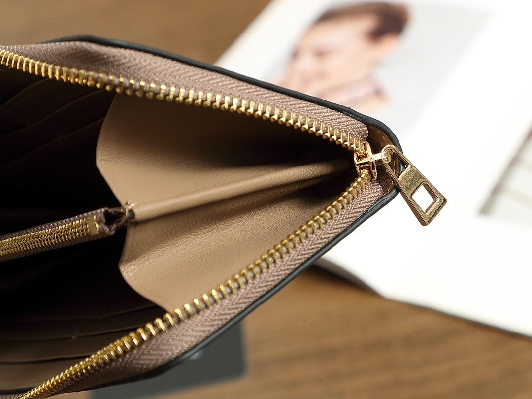 ロエベ「LOEWE」ジッパー付き財布 5色
