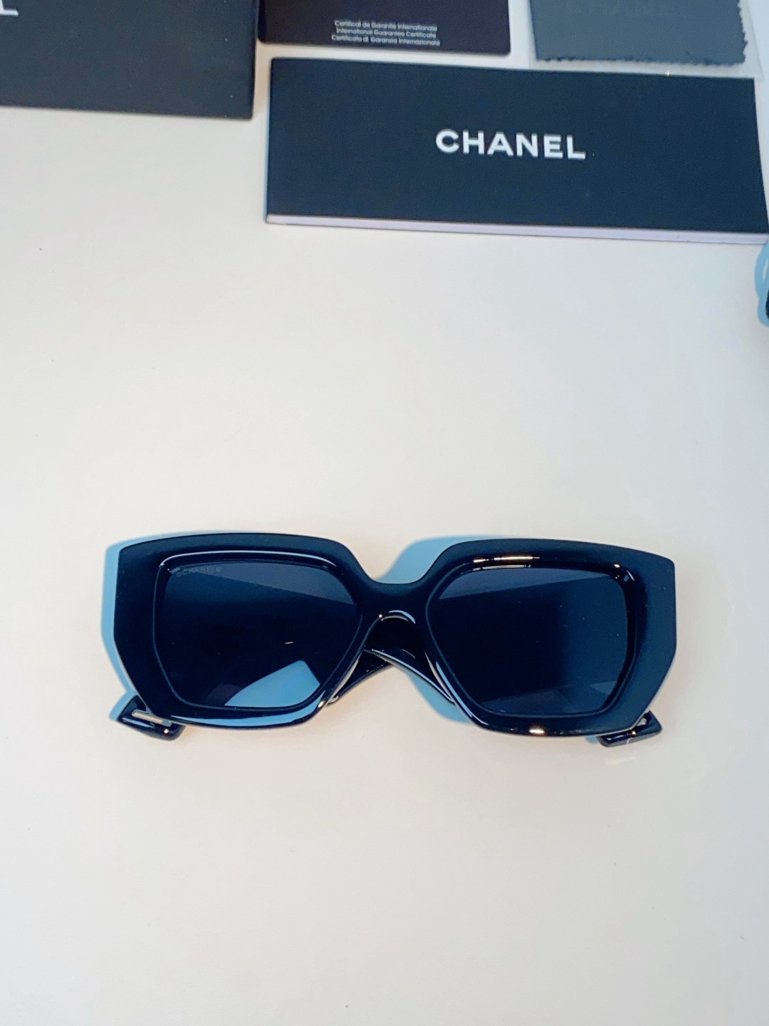 【新作到着】Chanel ハイセンスデザインサングラス「遮光レンズ搭載」