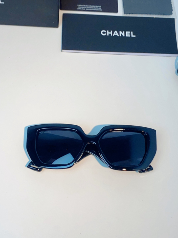 【新作到着】Chanel ハイセンスデザインサングラス「遮光レンズ搭載」