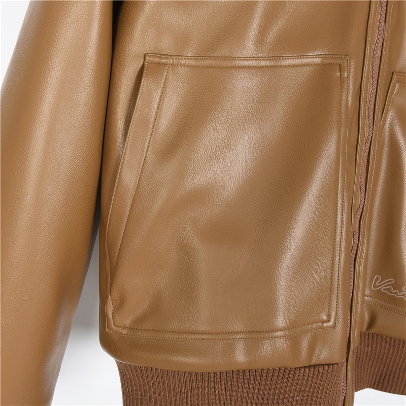 Louis Vuitton / ルイ・ヴィトン 23Fw（2024 年秋冬） 両面式のフード付きウェストタイトなジャケット。