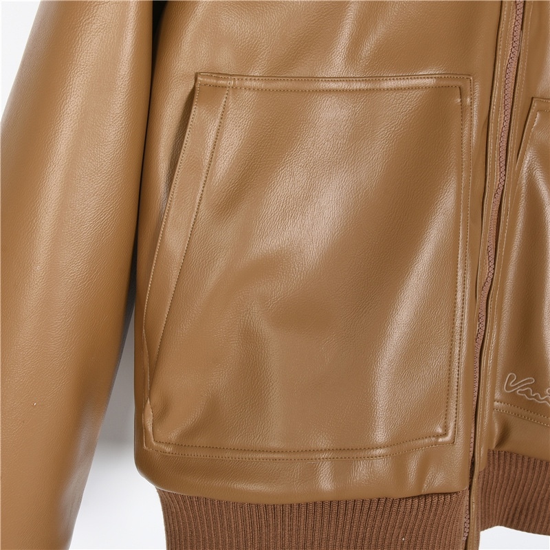 Louis Vuitton / ルイ・ヴィトン 23Fw（2024 年秋冬） 両面式のフード付きウェストタイトなジャケット。