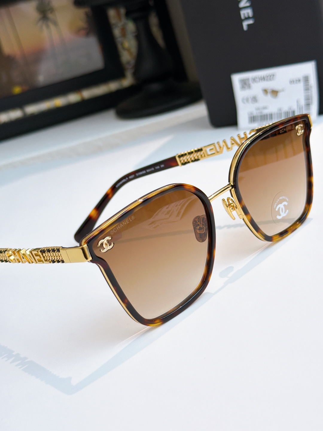 【新作到着】Chanel ハイセンスデザインサングラス「遮光レンズ搭載」