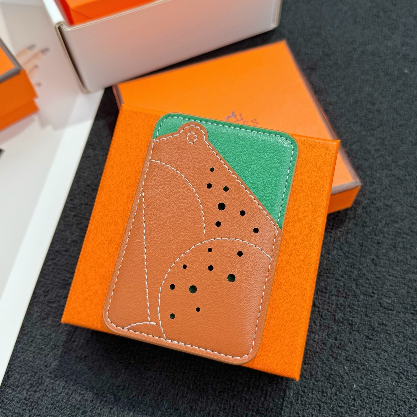 【限定新入荷】エルメス Cheval MagSafe 本革カードケース「12 シリーズ以降全 iPhone 対応」